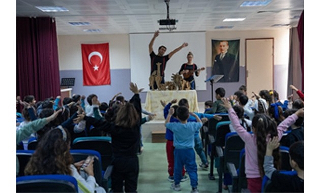 İzmir Şehir Tiyatroları’nın çocukları sanatla buluşturmak üzere Buca’da sahnelediği “Kendini