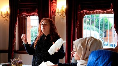 Kocaeli Büyükşehir Belediyesi tarafından düzenlenen “Konak Güllerinin Kağıttaki İzleri” adlı