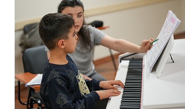 Maltepe Belediyesi’nin çocuklara ve gençlere yönelik düzenlediği drama, resim, bale,