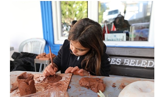 Menderes Belediyesi tarafından Özdere Cumhuriyet Mahallesi’nde gerçekleştirilen yılbaşı pazarı büyük