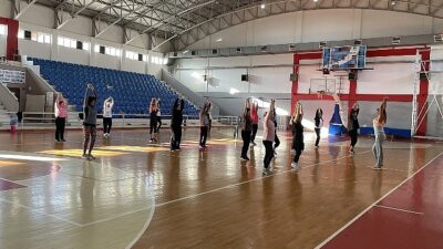 Narlıdere Belediyesi’nin sağlıklı bir yaşam için düzenlediği aerobik kursu kadınlardan