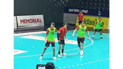 Salihli Belediyespor Hentbol Takımı sporcuları Hazar Serbest ve Hasan Yılancı,