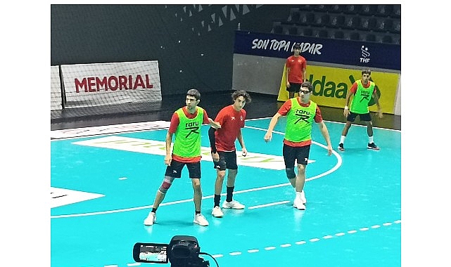 Salihli Belediyespor Hentbol Takımı sporcuları Hazar Serbest ve Hasan Yılancı,