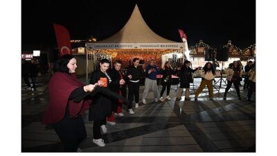 Osmangazi Meydanı, akşam saatlerinde hayata geçirilen etkinliklerle yeni yıl atmosferini