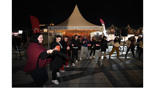 Osmangazi Meydanı, akşam saatlerinde hayata geçirilen etkinliklerle yeni yıl atmosferini