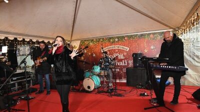 Yeni yıla sayılı günler kala Bursalılar, yılbaşı coşkusunu Osmangazi Meydanı’nda