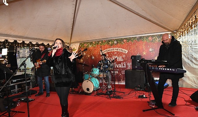 Yeni yıla sayılı günler kala Bursalılar, yılbaşı coşkusunu Osmangazi Meydanı’nda