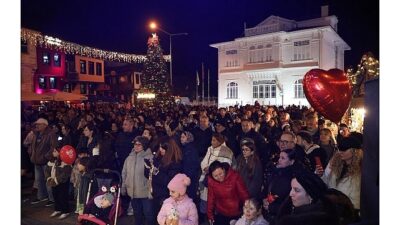 Mudanya Belediyesi tarafından Mütareke Meydanı’nda kurulan Yeni Yıl Pazarı, renkli