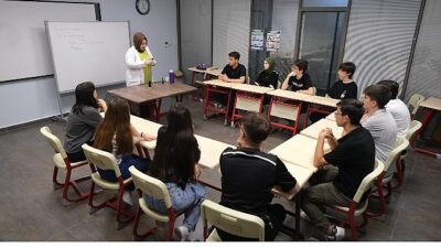 Kocaeli Büyükşehir Belediyesi bünyesinde hizmet veren Akademi Liseler, 14-21 yaş