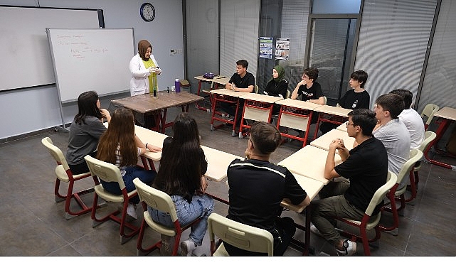 Kocaeli Büyükşehir Belediyesi bünyesinde hizmet veren Akademi Liseler, 14-21 yaş