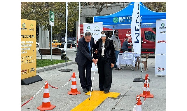 Bakırköy Belediyesi’nin düzenlediği “Empatiyle Bak” farkındalık etkinliği kapsamında, Cumhuriyet Meydanı’nda