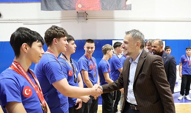 Bayrampaşa Belediye Başkan Vekili İbrahim Akın, Semih Erden Spor Salonu’nda