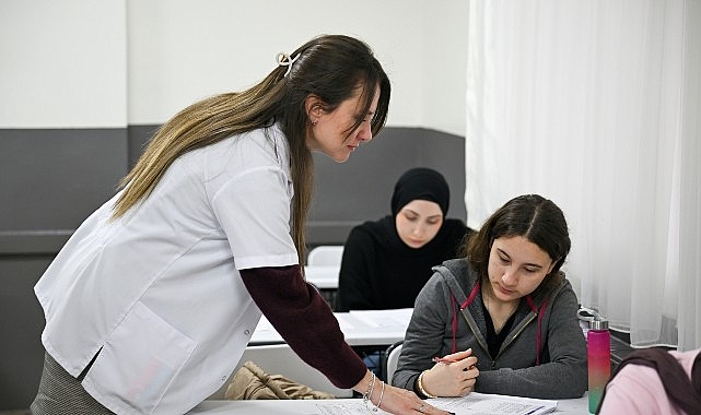 Bornova Belediyesi’nin ücretsiz eğitim desteği sunduğu BELGEM, ilçedeki tüm öğrencilere