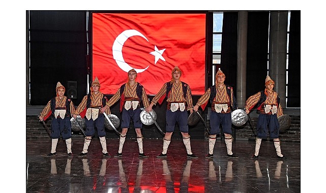 Tarihi Mehter Takımı ve Bursa Tahtakıran Kılıç Kalkan Ekibi, geçmişin