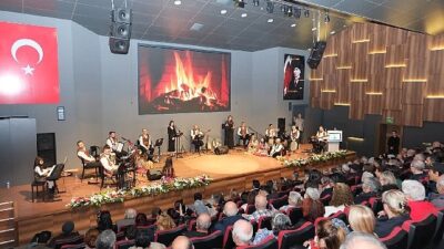      Dikili'nin yerel müzik gruplarından Grup Mihman,