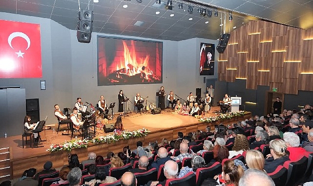      Dikili'nin yerel müzik gruplarından Grup Mihman,