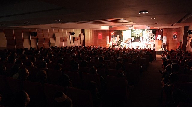 İnegöl Belediyesi’nin “Sahnede Festival Var” sloganıyla düzenlediği Tiyatro Festivali başladı.