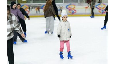İzmir’de öğrenciler yarıyıl tatilini buz pistinde geçirdi.