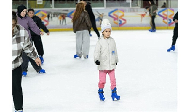 İzmir’de öğrenciler yarıyıl tatilini buz pistinde geçirdi.
