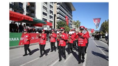 Karşıyaka Belediye Bandosu, mini açık hava konserleriyle yeni yılda da kent