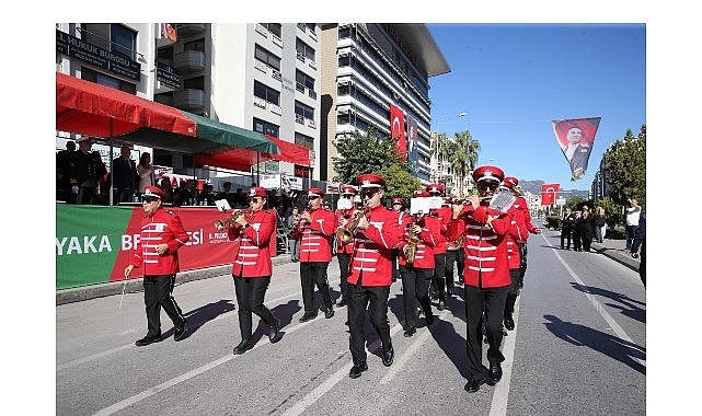 Karşıyaka Belediye Bandosu, mini açık hava konserleriyle yeni yılda da kent
