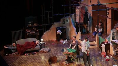 Lyudmila Razumovskaya’nın sarsıcı eseri, bir doğum günü kutlamasıyla başlayıp psikolojik