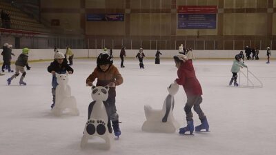 Maltepe Belediyesi, yarıyıl tatilinde çocukları buz pistiyle buluşturdu.