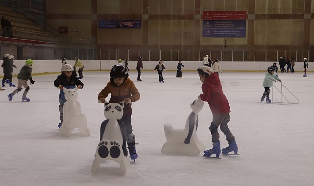 Maltepe Belediyesi, yarıyıl tatilinde çocukları buz pistiyle buluşturdu.