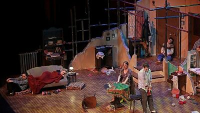 "Sevgili Yelena Sergeyevna”, bir doğum günü kutlamasıyla başlayıp gençlerin zorbalığıyla