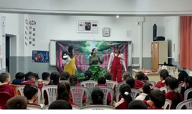 Ege Üniversitesi Edebiyat Fakültesi Sanat Tarihi Bölümü lisans öğrencisi Ekim