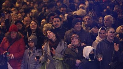 Mudanya, Yeni Yıl Pazarı ve Mütareke Meydanı’nda düzenlenen kutlamalarla 2026’ya
