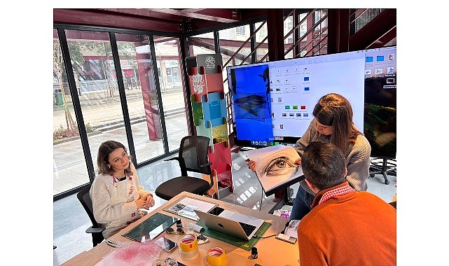 Nilüfer Belediyesi’nin düzenlediği “Depoda Sanat Var” programı, sanatseverleri deneysel üretim