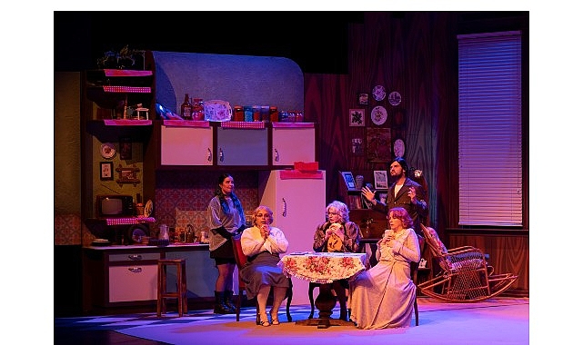 Kocaeli Büyükşehir Belediyesi Şehir Tiyatroları’nın sevilen ve beğenilen oyunu “Üç