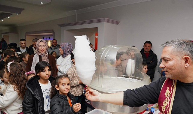 Ayvalık Belediyesi'nce Altınova Atatürk Kültür Merkezi’nde düzenlenen Ramazan programında yüzlerce