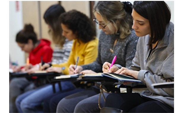 Bazı öyküler vardır; söylenmediği için eksik, yazılmadığı için yarımdır.