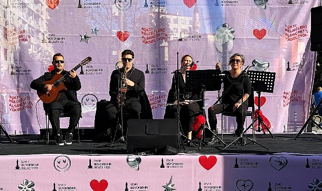 İzmir Büyükşehir Belediyesi tarafından 14 Şubat Sevgililer Günü kapsamında Alsancak’ta