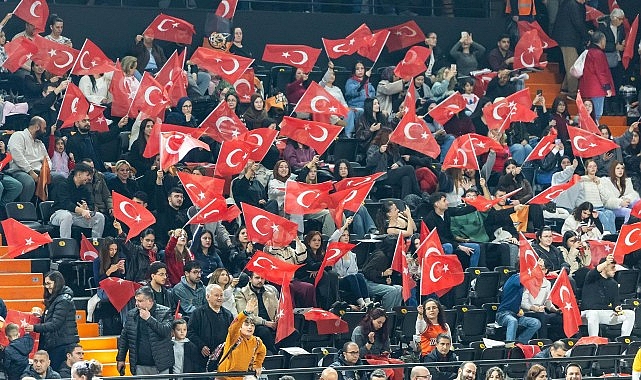 Mersin, Avrupa şampiyonluğu yolunda bir engeli daha taraftarının muhteşem desteğiyle