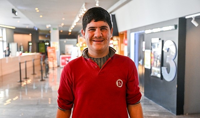 Bornova'daki özel çocuklar Bornova Belediyesi’nin düzenlediği etkinlikte Sünger Bob filmini