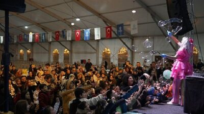 Ramazan sevinci Kocaeli Büyükşehir Belediyesi’nin İzmit Kent Meydanı’nda kurduğu Ramazan