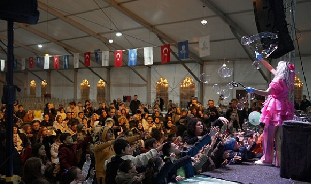 Ramazan sevinci Kocaeli Büyükşehir Belediyesi’nin İzmit Kent Meydanı’nda kurduğu Ramazan