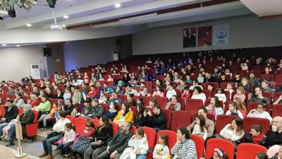 Çiğli Belediyesi, hafta sonunu çocuklara tiyatro şöleniyle taçlandırdı.