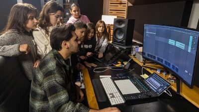 İzmir Çocuk Meclisi üyeleri, yarıyıl tatilinde kentin farklı noktalarında yer