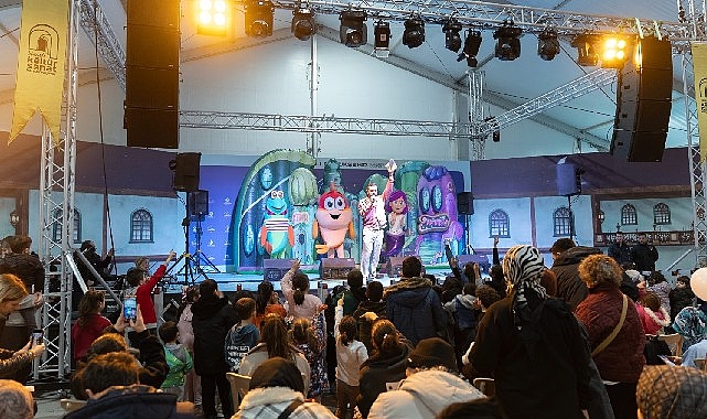 Kocaeli Büyükşehir Belediyesi’nin İzmit Kent Meydanı’nda kurduğu Ramazan Çadırı, 7’den