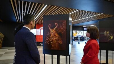 Beylikdüzü Belediyesi’nin ev sahipliğinde sanatseverlerle buluşan Açelya Bingöl’ün “Evrenler” adlı