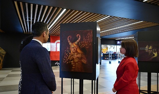 Beylikdüzü Belediyesi’nin ev sahipliğinde sanatseverlerle buluşan Açelya Bingöl’ün “Evrenler” adlı