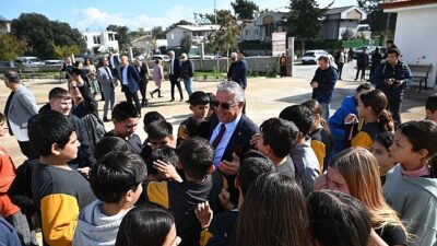 Göynük Mahallesi'nde yer alan Göynük Ortaokulu Kütüphanesi, Kemer protokolünün katılımıyla