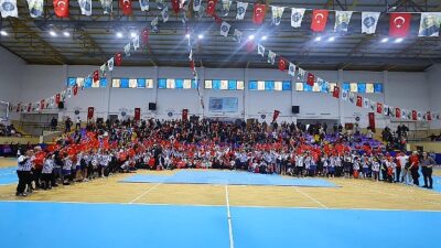Karabağlar Belediyesi’nin düzenlediği Sömestr Spor Şenliği, İhsan Alyanak Spor Salonu’nda