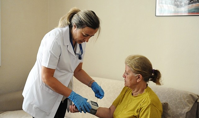 Sosyal belediyecilik anlayışını merkeze alan Karşıyaka Belediyesi, Evde Sağlık Destek