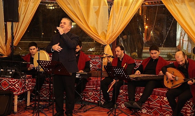 Kartepe Belediyesi’nin Kent Meydanı’nda kurduğu Ramazan etkinlik alanı, her akşam