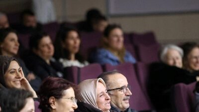 Kartepe Belediyesi’nin kültür sanat takvimi kapsamında düzenlenen yetişkin tiyatrosu gösterimleri